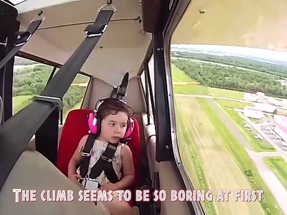Ce pilote emmène sa fille dans son avion et fait des loopings... Réaction adorable