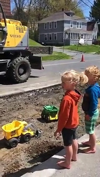 Cet ouvrier joue avec les enfants avec sa pelleteuse !