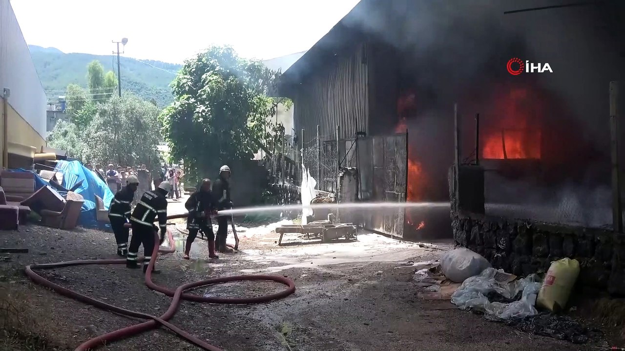 3 iş yeri alevlere teslim oldu, vatandaş evinin damından bahçe hortumu ile itfaiye ekiplerine destek verdi