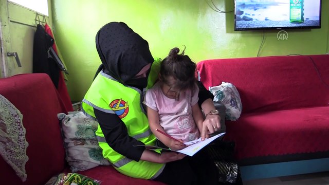 Türk Kızılay ev ev dolaştığı çocukları bayramlıklarla sevindirdi - KASTAMONU