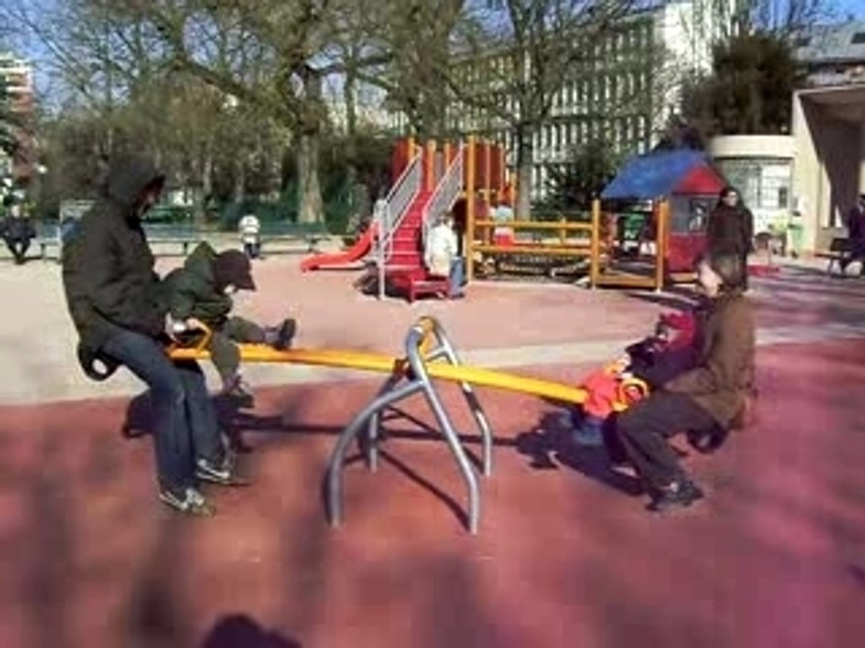 Gus et Garance au parc de choisy avec leurs parents