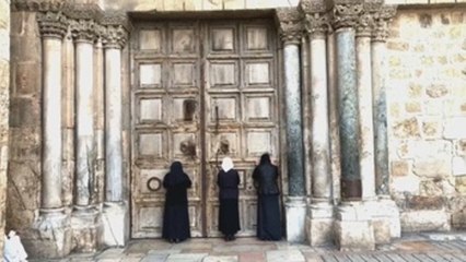 Silencio entre rezos: así es la vida religiosa en un Santo Sepulcro confinado