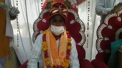 सेनेटाइजर से हाथ धुलवाकर किया बारातियों का स्वागत