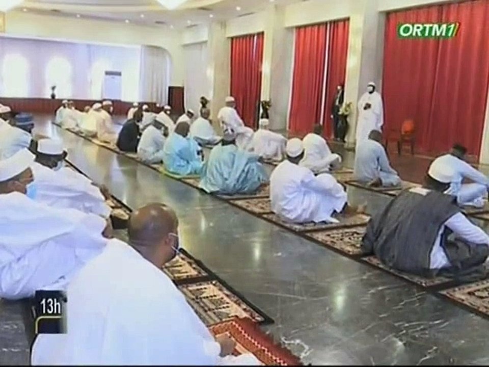 ORTM / Covid 19 - Ramadan - Le Président de la République a prié au Palais de Koulouba dans la respect des mesures barrières
