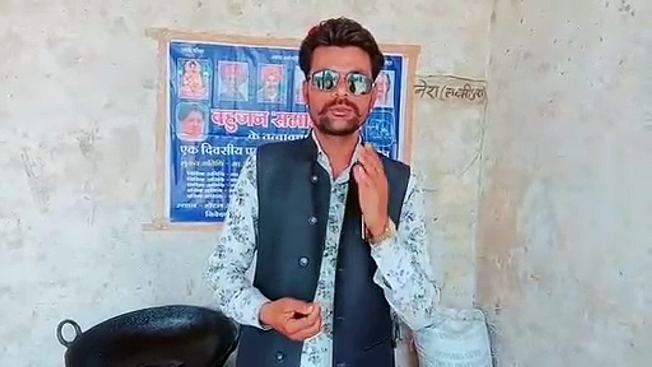 राजेंद्रसिंह चौखुटिया गरीब असहाय मजदूर लोगों को बांट रहे है भोजन