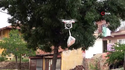 Kısıtlamaya uydu, ekmeğini bakkaldan drone ile aldı