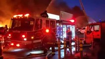 Los bomberos luchan por contener las llamas en uno de los muelles de San Francisco