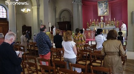 La vie reprend ses droits dans les lieux de culte... et les mairies