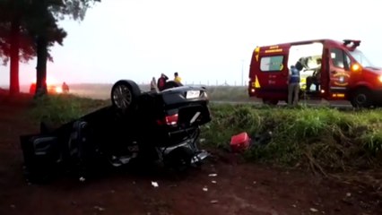 Três pessoas são socorridas após carro capotar na BR-163