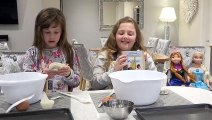 Sophia, Isabella e Alice Fazendo Copcake Recheados com Doces - Disney Princesas Rapunzel e Frozen