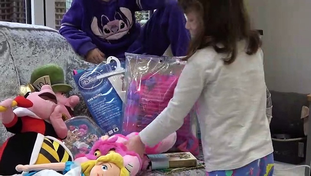 Sophia, Isabella e Alice Mostrando o Livro, Vestido e Brinquedos da Disney - Alice no País das  Maravilhas