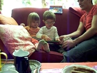 Gus fait la lecture à sa soeur il joue qu'il est son Papa