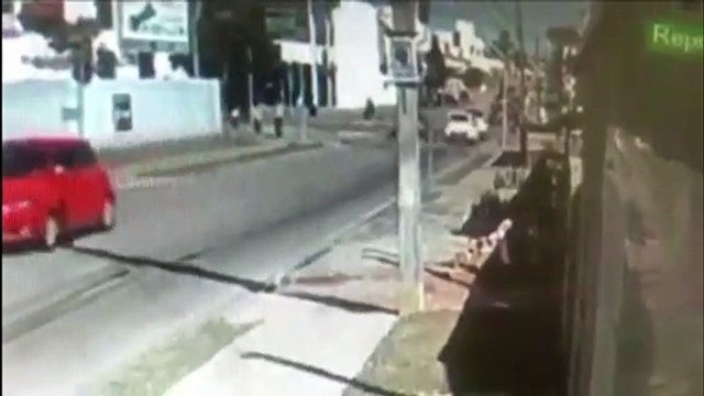 Vídeo mostra atropelamento que matou jovem em Curitiba; motorista desviou do corpo antes de fugir
