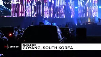 بدون تعليق جمهور لحفلات موسيقى البوب من داخل السيارات