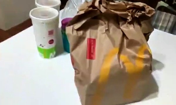 Cậu bé òa khóc khi được ăn gà rán sau giãn cách xã hội vì Covid-19