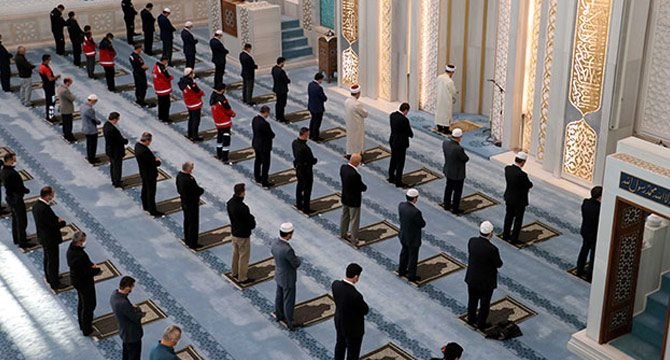 İşleri Başkanı Ali Erbaş, Ramazan Bayramı namazını kıldırarak, bayram hutbesini okudu