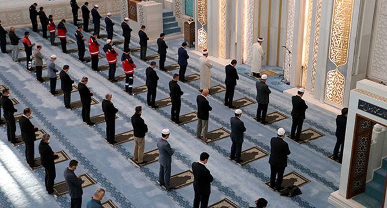 İşleri Başkanı Ali Erbaş, Ramazan Bayramı namazını kıldırarak, bayram hutbesini okudu