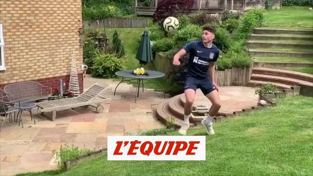 Le coup du sombrero de Scott Pollock au-dessus de sa maison - Foot - WTF