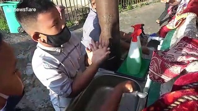 Indonesian Muslims pack mosques for Eid-al-Fitr despite coronavirus pandemic