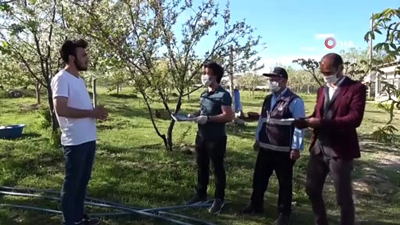 Müdür Zorlu, kapı kapı gezerek üniversiteye hazırlanan öğrencilere kitap dağıttı