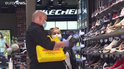 Mundo começa a abrir as portas dos estádios e das igrejas