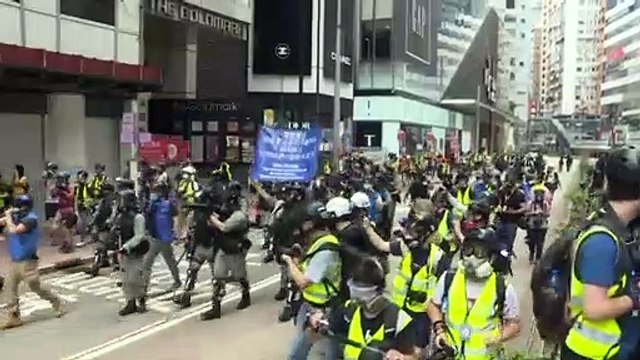 شرطة هونغ كونغ تطلق الغاز المسيل للدموع على المتظاهرين المؤيدين للديموقراطية