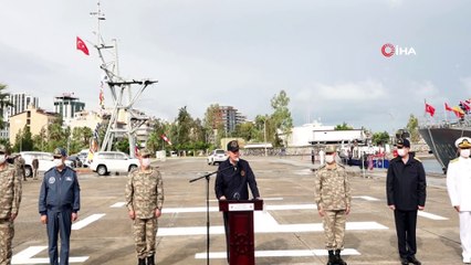 Bakan Akar ve komutanlar İskenderun Deniz Üs Komutanlığı'ndaki bahriyelilerle bayramlaştı