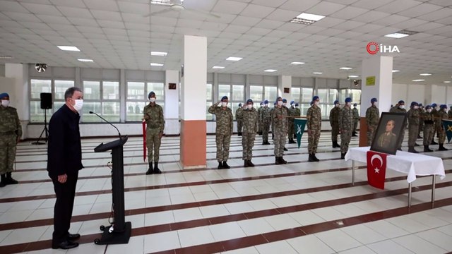 Bakan Akar ve komutanlar hudut hattındaki Mehmetçik ile bayramlaştı