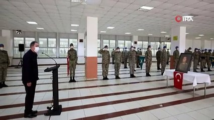 Hulusi Akar sınırdaki askerlerle bayramlaştı