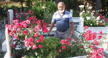 10 yıldır gönüllü olarak mezarlara bakım yapıyor