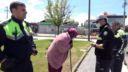 Kısıtlamaya rağmen dışarı çıkan yaşlı kadının yardım isteğini polis geri çevirmedi