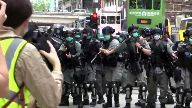 홍콩 시민, '보안법 반대' 행진...경찰, 최루탄·물대포 쏘며 해산 / YTN