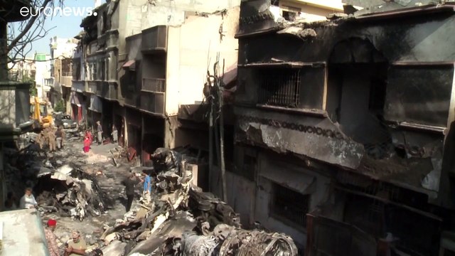 Los equipos de rescate recuperan los cuerpos de los 97 fallecidos del accidente aéreo en Karachi