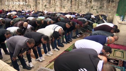 شاهد: مقدسيون يقيمون صلاة عيد الفطر خارج أسوار المسجد الأقصى