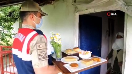 Vefalı ellerden, çiçeklerle süslenmiş bayram kahvaltısı