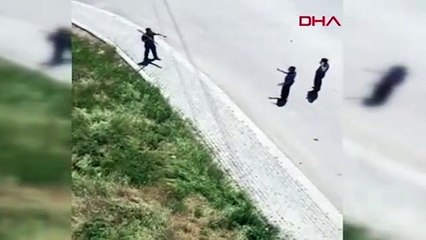 Afyon'da bir şahıs, ambulansa taş attı; başına kürekle vurduğu polis hastanelik oldu