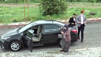 Belediye Başkanı şehit eşini evinden alarak mezarlığa götürdü