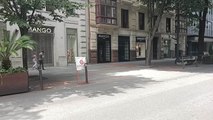 Los ciudadanos de Bilbao pasean por la Gran Vía sin aglomeraciones