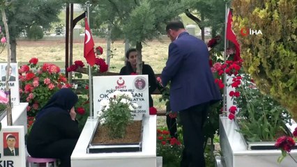 Bayramın ilk günü şehitliklerde buruk bayram