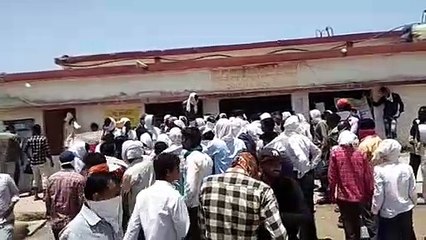 कालापीपल के बेहरवाल में किसानों ने किया रोड पर चक्काजाम