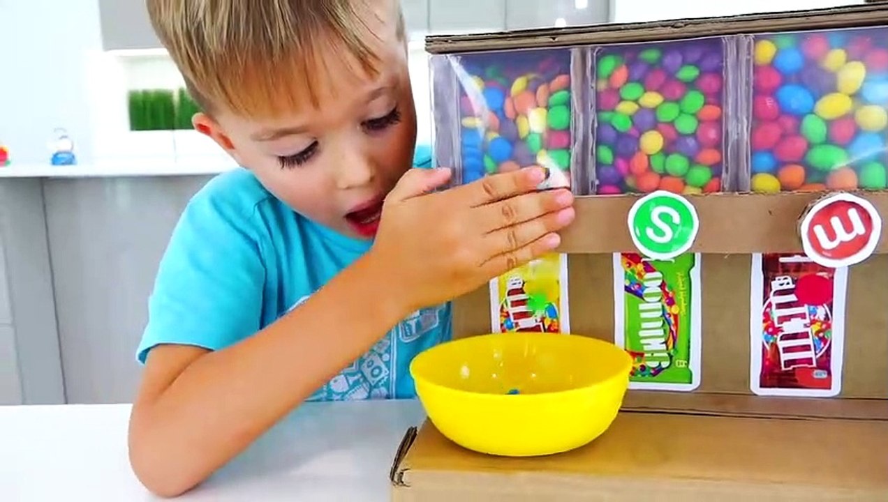 Vlad and Nikita help mom for candy