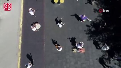 Download Video: Önce bayramlaştılar sonra göbek attılar..O anlar drone ile kaydedildi