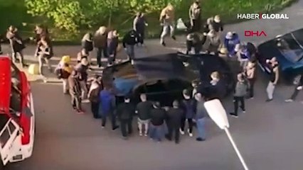 Yolu kapatan aracı elleriyle çektiler