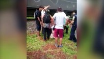 Vídeo mostra homem com criança no colo sendo atingido por trem em Sarandi