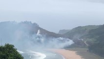 Helicóptero de Bomberos sofoca un incendio en la playa de Rodiles en Asturias