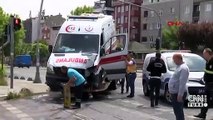 Ambulans kaza yaptı: 3 sağlık çalışanı yaralı