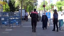 Polislerden 65 yaş ve üzeri vatandaşlara ‘çiçek jesti’