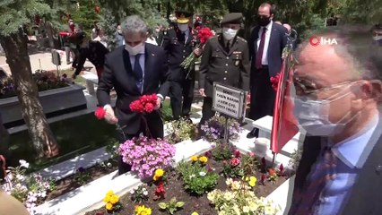 Şehit yakınları bayramın ilk günü evlatlarının kabrine koştu