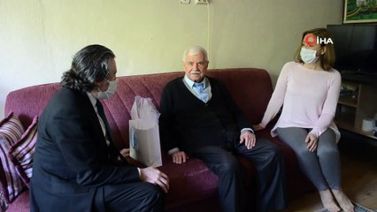 Sokağa çıkamayan yaşlıların bayramını kutladılar