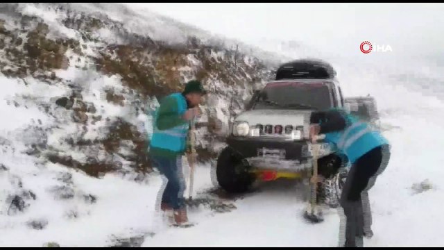Kardan kapanan yollarda mahsur kalan vatandaşlar kurtarıldı